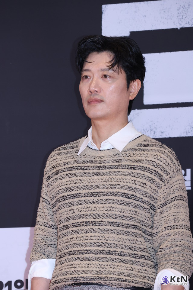 [군체 포토월 스타일] 박희순, 텍스처 니트와 그레이 팬츠로 잡은 차분한 밀도. 사진=K trendy NEWS DB ⓒ케이 트렌디뉴스 무단전재 및 수집, 재배포금지