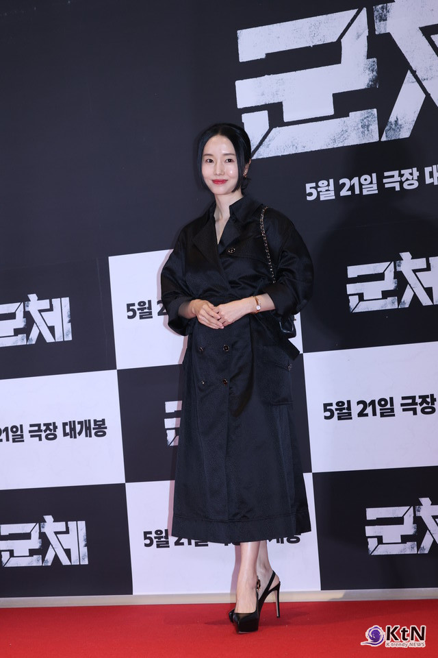 [군체 포토월 스타일] 이정현, 블랙 코트 드레스로 세운 우아한 포토월 실루엣. 사진=K trendy NEWS DB ⓒ케이 트렌디뉴스 무단전재 및 수집, 재배포금지