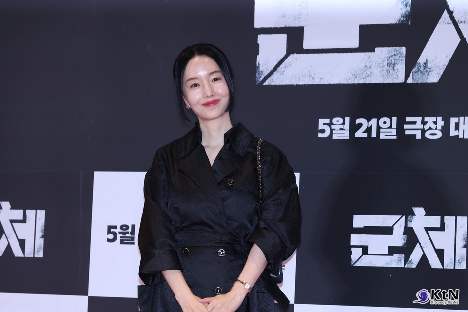 [군체 포토월 스타일] 이정현, 블랙 코트 드레스로 세운 우아한 포토월 실루엣. 사진=K trendy NEWS DB ⓒ케이 트렌디뉴스 무단전재 및 수집, 재배포금지