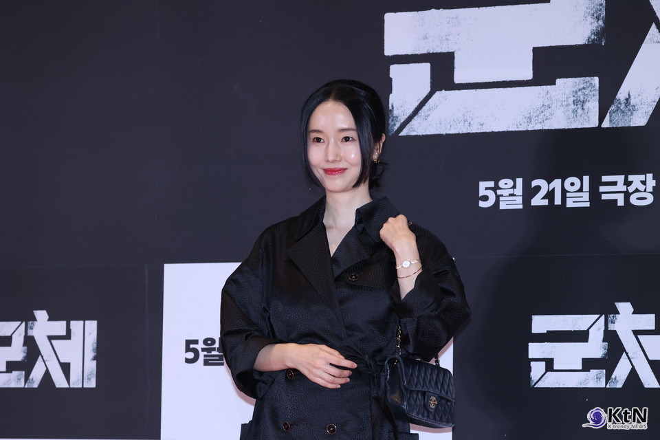 [군체 포토월 스타일] 이정현, 블랙 코트 드레스로 세운 우아한 포토월 실루엣. 사진=K trendy NEWS DB ⓒ케이 트렌디뉴스 무단전재 및 수집, 재배포금지