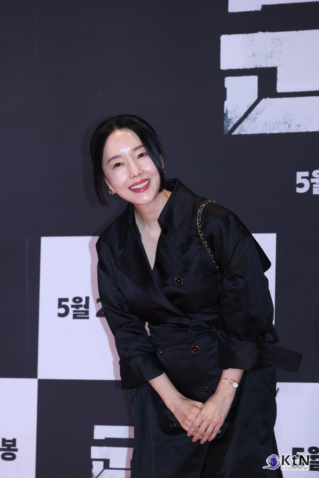 [군체 포토월 스타일] 이정현, 블랙 코트 드레스로 세운 우아한 포토월 실루엣. 사진=K trendy NEWS DB ⓒ케이 트렌디뉴스 무단전재 및 수집, 재배포금지