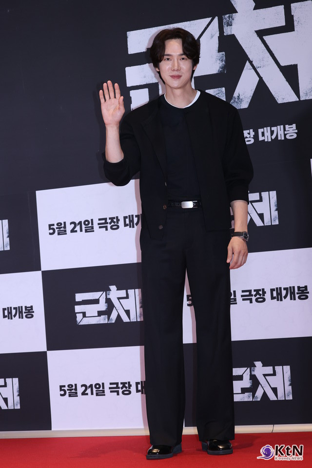 [군체 포토월 스타일] 유연석, 올블랙 셋업에 실버 버클로 잡은 절제된 포인트. 사진=K trendy NEWS DB ⓒ케이 트렌디뉴스 무단전재 및 수집, 재배포금지