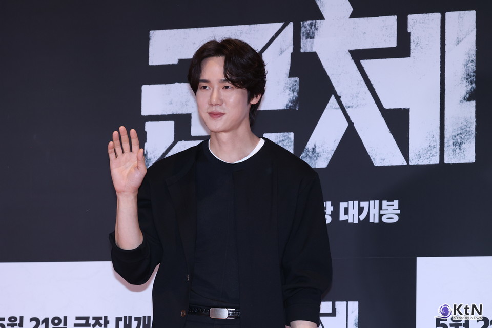 [군체 포토월 스타일] 유연석, 올블랙 셋업에 실버 버클로 잡은 절제된 포인트. 사진=K trendy NEWS DB ⓒ케이 트렌디뉴스 무단전재 및 수집, 재배포금지
