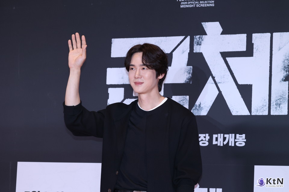 [군체 포토월 스타일] 유연석, 올블랙 셋업에 실버 버클로 잡은 절제된 포인트. 사진=K trendy NEWS DB ⓒ케이 트렌디뉴스 무단전재 및 수집, 재배포금지