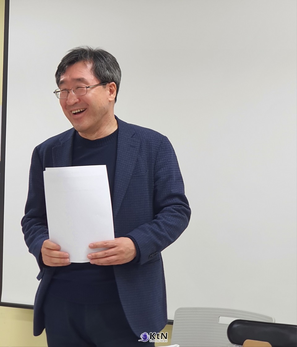 1988년 성균관대학교 대학원에서 석사학위를 마친 김주덕 서울사이버대학교 일반대학원 뷰티산업학과 석좌교수의 첫 출발지는 대덕의 럭키 중앙연구소였다. /사진=K trendy NEWS DB ⓒ케이 트렌디뉴스 무단전재 및 수집, 재배포금지