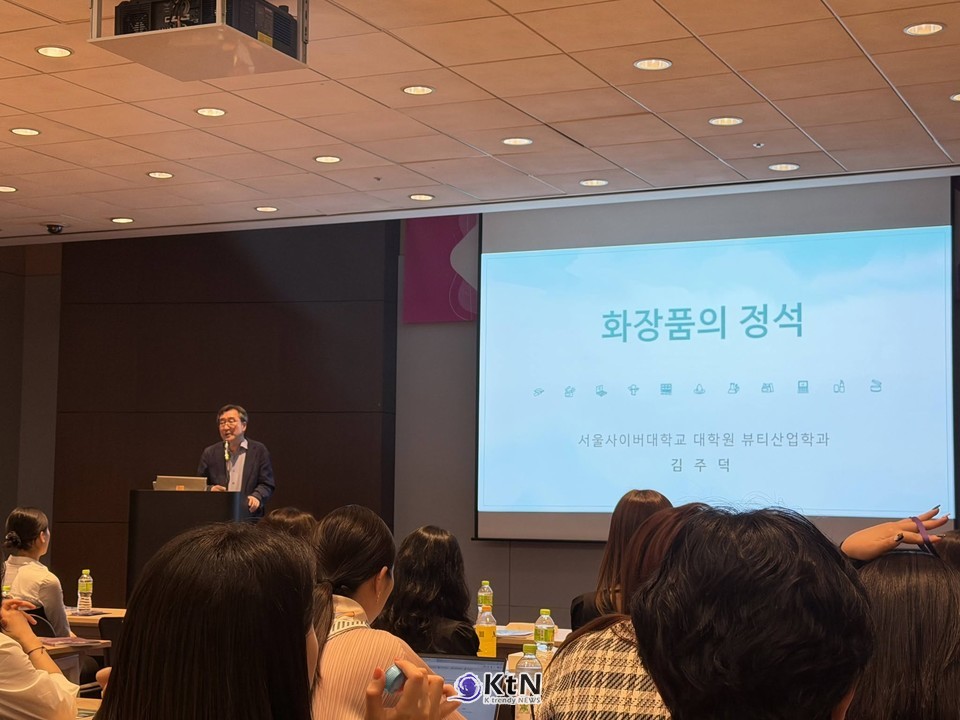 김주덕 석좌교수의 교육론은 화장품을 ‘아름다움’의 언어로만 다루지 않는다. 후학에게 전한 조언에는 화장품의 원리 이해, 안전을 최우선으로 하는 책임감, 사람의 심리와 행동을 이해하는 시선, AI 기반 뷰티테크 시대의 융합 역량이 함께 들어 있다.  /사진=2026.05.27. K trendy NEWS DB ⓒ케이 트렌디뉴스 무단전재 및 수집, 재배포금지