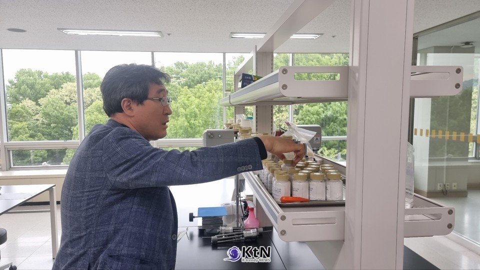 김주덕 서울사이버대학교 석좌교수는 화장품산업을 정교한 과학에 뿌리를 둔 분야로 보고, 성분 이름을 아는 수준에서 멈추지 말고 피부 위에서 작용하는 원리까지 이해해야 한다는 입장을 밝혀왔다. /사진=K trendy NEWS DB ⓒ케이 트렌디뉴스 무단전재 및 수집, 재배포금지