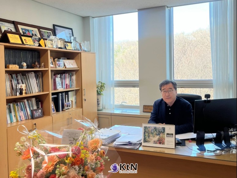 김주덕  서울사이버대학교 석좌교수는 화장품을 기술과 감성이 결합된 산업으로 설명해왔다. /사진=김주덕 facebook. K trendy NEWS DB ⓒ케이 트렌디뉴스 무단전재 및 수집, 재배포금지 