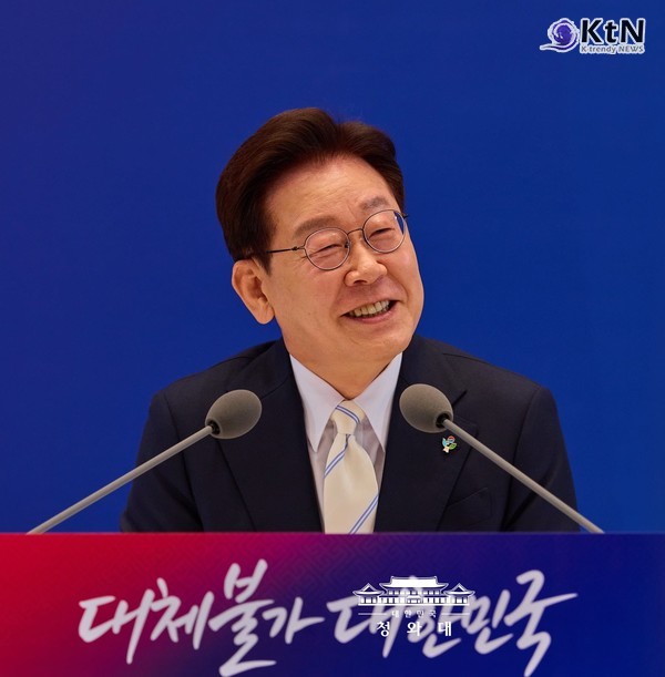 이재명 대통령의 취임 1주년 기자회견은 코스피 8000, 반도체 호황, 자본시장 재평가를 성과로 내세울 수 있는 자리였지만, 실제 회견의 중심은 성과보다 위험 관리와 정치적 경고에 가까웠다.  사진=2026. 06.08 청와대  K trendy NEWS DB ⓒ케이 트렌디뉴스 무단전재 및 수집, 재배포금지