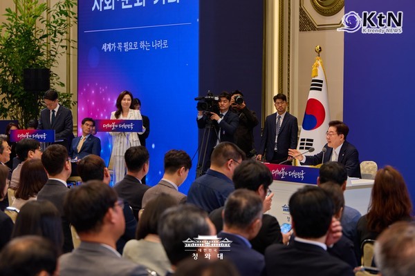 이재명 대통령의 취임 1주년 기자회견은 코스피 8000, 반도체 호황, 자본시장 재평가를 성과로 내세울 수 있는 자리였지만, 실제 회견의 중심은 성과보다 위험 관리와 정치적 경고에 가까웠다.  사진=2026. 06.08 청와대  K trendy NEWS DB ⓒ케이 트렌디뉴스 무단전재 및 수집, 재배포금지