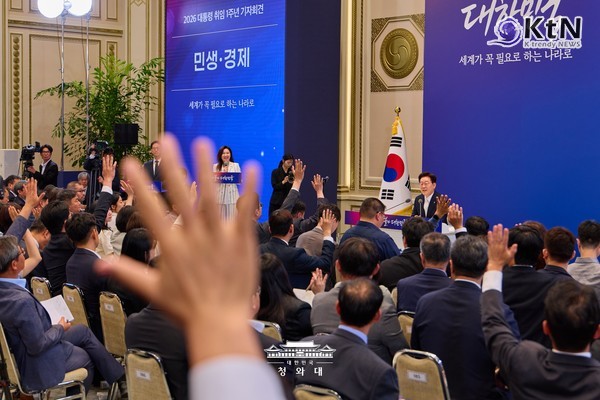 이재명 대통령의 취임 1주년 기자회견은 코스피 8000, 반도체 호황, 자본시장 재평가를 성과로 내세울 수 있는 자리였지만, 실제 회견의 중심은 성과보다 위험 관리와 정치적 경고에 가까웠다.  사진=2026. 06.08 청와대  K trendy NEWS DB ⓒ케이 트렌디뉴스 무단전재 및 수집, 재배포금지