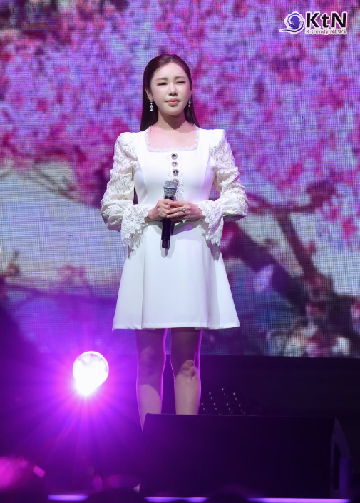 우유빛깔 송가인!...153㎝·44㎏ 송가인, 화이트 미니드레스로 어게인도 반한 근황  사진=2026. 06.08  송가인 인스타그램 갈무리  K trendy NEWS DB ⓒ케이 트렌디뉴스 무단전재 및 수집, 재배포금지