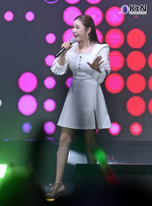 우유빛깔 송가인!...153㎝·44㎏ 송가인, 화이트 미니드레스로 어게인도 반한 근황  사진=2026. 06.08  송가인 인스타그램 갈무리  K trendy NEWS DB ⓒ케이 트렌디뉴스 무단전재 및 수집, 재배포금지