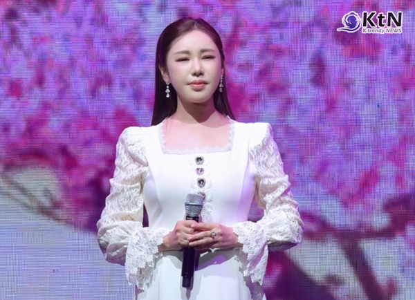 우유빛깔 송가인!...153㎝·44㎏ 송가인, 화이트 미니드레스로 어게인도 반한 근황  사진=2026. 06.08  송가인 인스타그램 갈무리  K trendy NEWS DB ⓒ케이 트렌디뉴스 무단전재 및 수집, 재배포금지