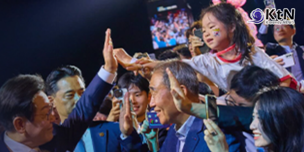 6만 건 외신 분석…'이재명정부 1년' '실용외교·AI·BTS·K콘텐츠' 압도적 위상  ...문화체육관광부가 11일 공개한 이재명정부 출범 이후 1년간의 외신 분석에서 한국은 ‘실용주의 균형 외교를 추진하는 전략적 중견국’, ‘인공지능(AI)·반도체 공급망 핵심국’, ‘세계적 영향력을 가진 문화강국’으로 재평가된 것으로 나타났다.  사진=2026. 06.11 청와대  K trendy NEWS DB ⓒ케이 트렌디뉴스 무단전재 및 수집, 재배포금지