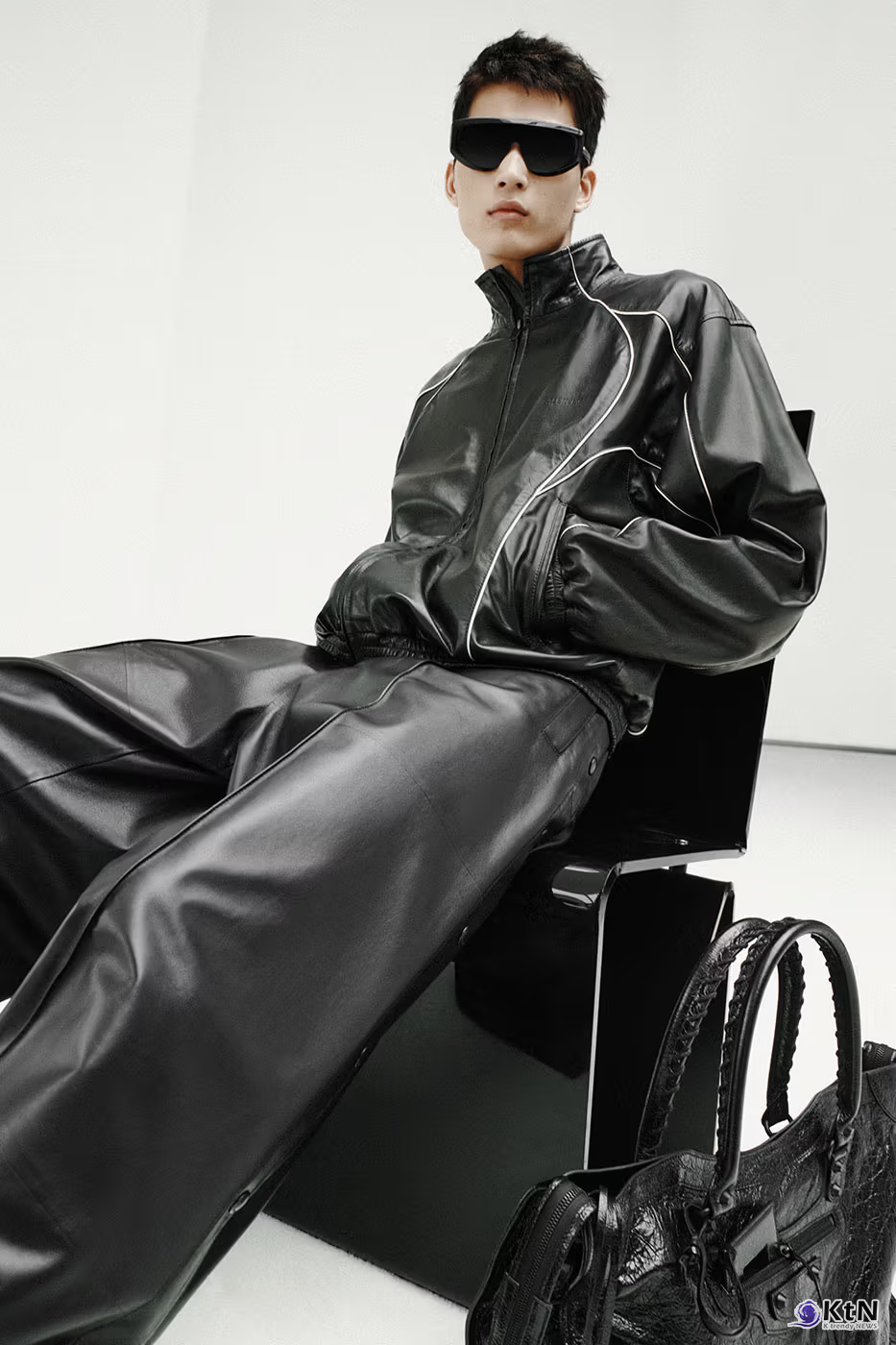 Balenciaga Unveils Spring 2027 Exploring the Concept of "Unsized". 사진=Balenciaga, K trendy NEWS DB ⓒ케이 트렌디뉴스 무단전재 및 수집, 재배포금지