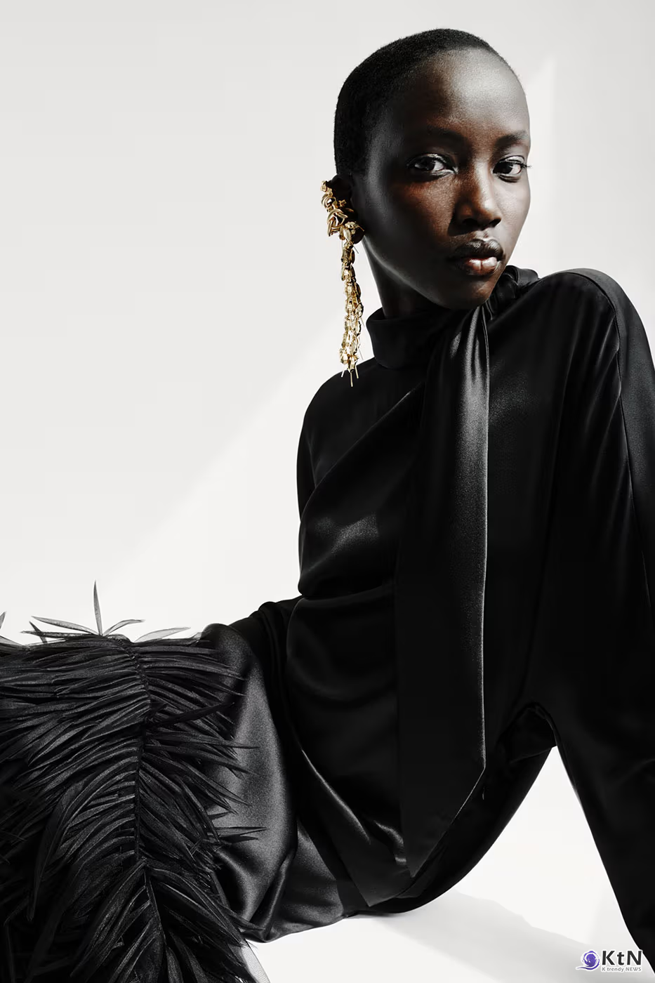 Balenciaga Unveils Spring 2027 Exploring the Concept of "Unsized". 사진=Balenciaga, K trendy NEWS DB ⓒ케이 트렌디뉴스 무단전재 및 수집, 재배포금지