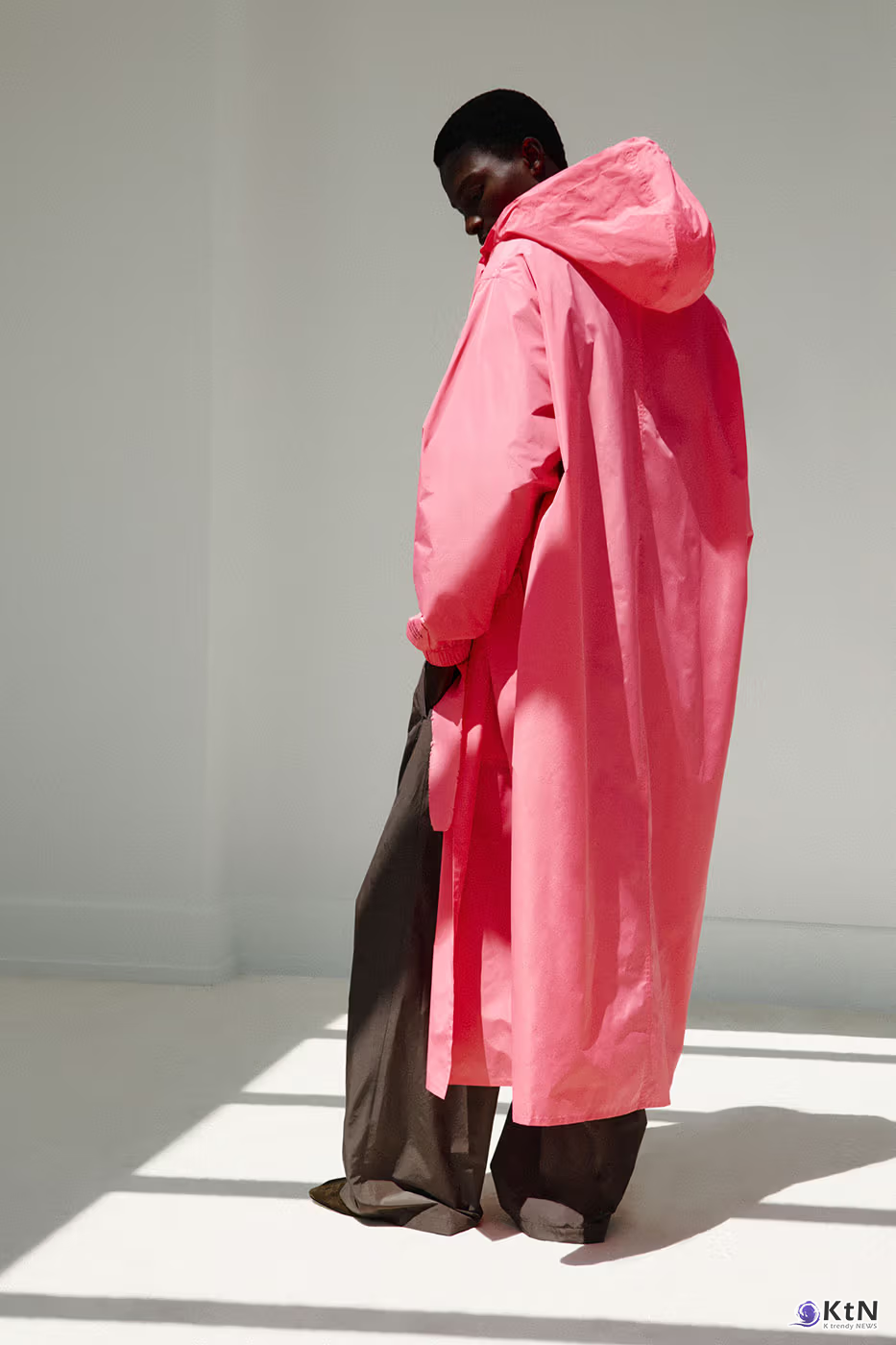 Balenciaga Unveils Spring 2027 Exploring the Concept of "Unsized". 사진=Balenciaga, K trendy NEWS DB ⓒ케이 트렌디뉴스 무단전재 및 수집, 재배포금지