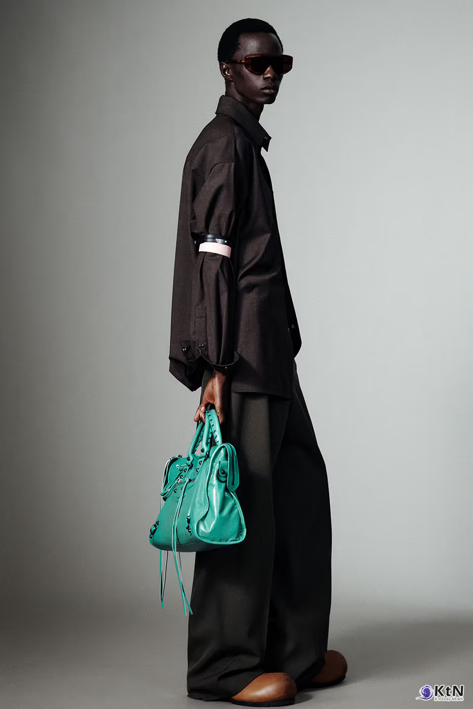 Balenciaga Unveils Spring 2027 Exploring the Concept of "Unsized". 사진=Balenciaga, K trendy NEWS DB ⓒ케이 트렌디뉴스 무단전재 및 수집, 재배포금지