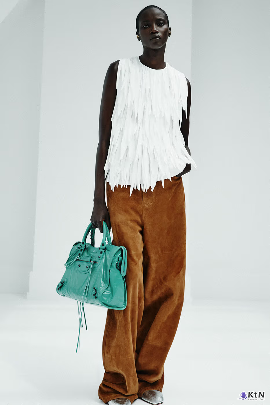 Balenciaga Unveils Spring 2027 Exploring the Concept of "Unsized". 사진=Balenciaga, K trendy NEWS DB ⓒ케이 트렌디뉴스 무단전재 및 수집, 재배포금지