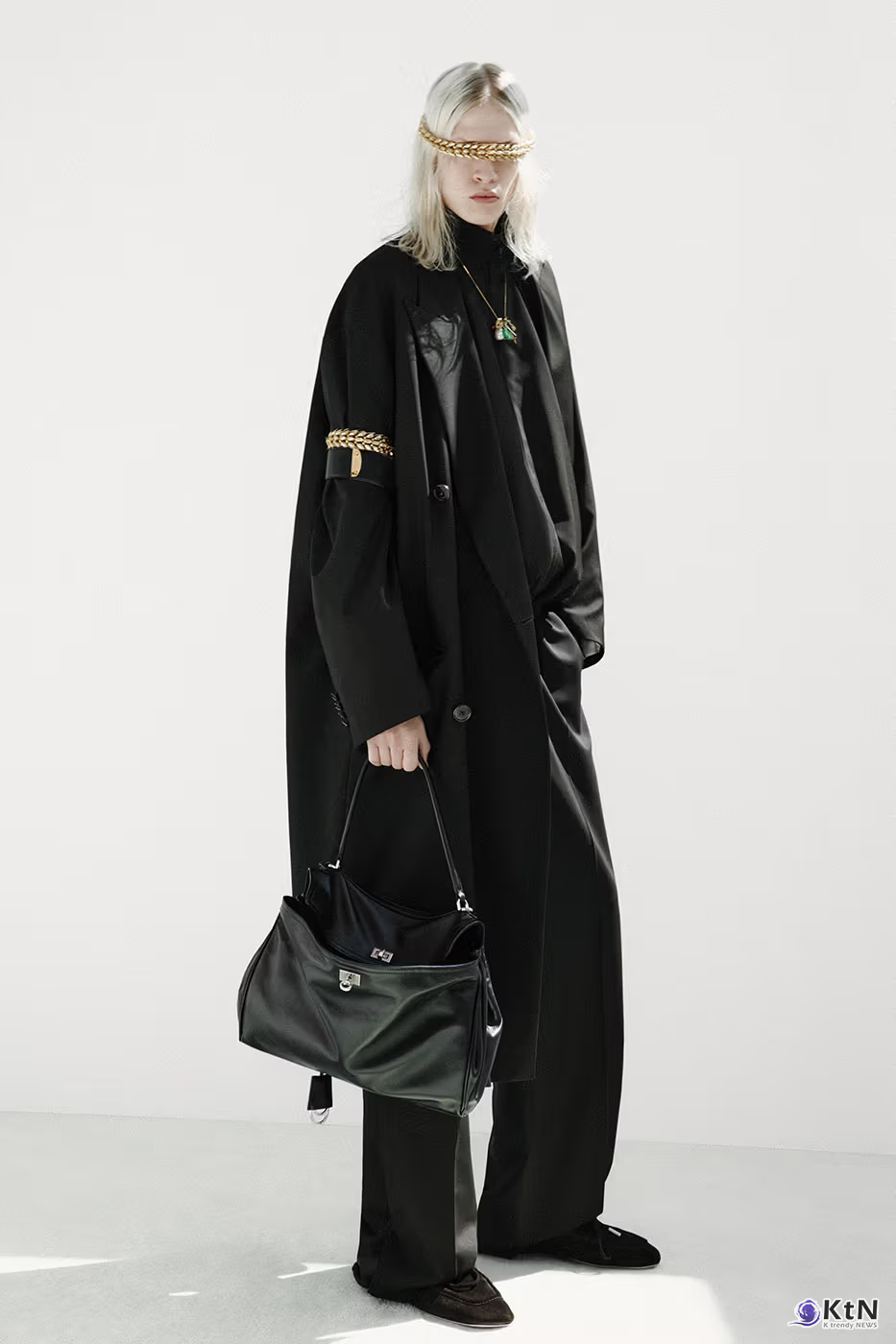 Balenciaga Unveils Spring 2027 Exploring the Concept of "Unsized". 사진=Balenciaga, K trendy NEWS DB ⓒ케이 트렌디뉴스 무단전재 및 수집, 재배포금지