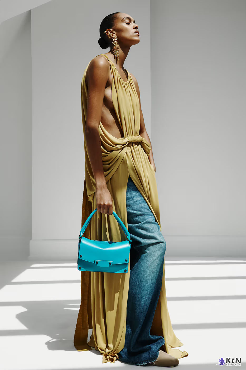 Balenciaga Unveils Spring 2027 Exploring the Concept of "Unsized". 사진=Balenciaga, K trendy NEWS DB ⓒ케이 트렌디뉴스 무단전재 및 수집, 재배포금지
