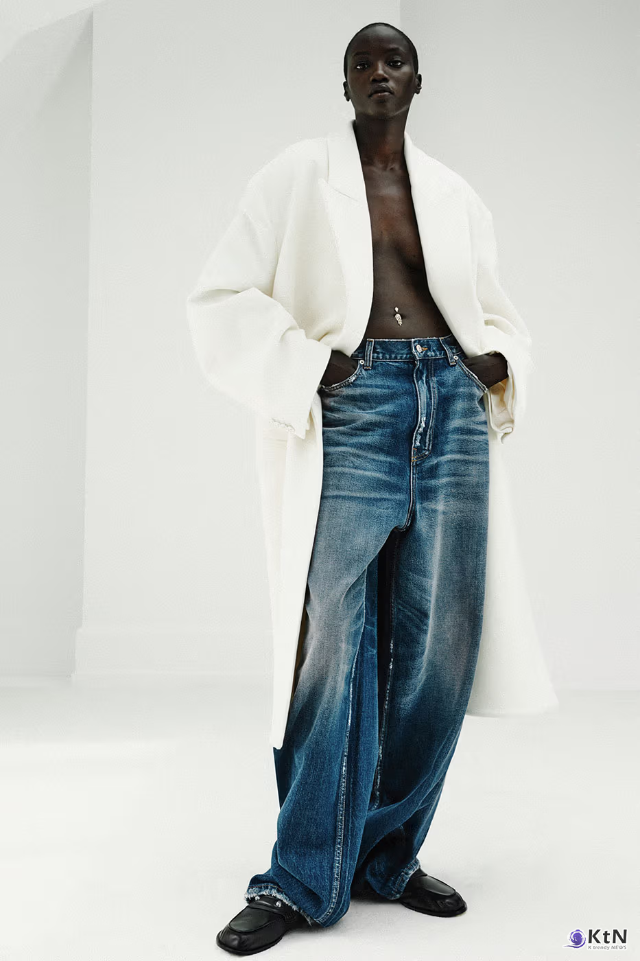 Balenciaga Unveils Spring 2027 Exploring the Concept of "Unsized". 사진=Balenciaga, K trendy NEWS DB ⓒ케이 트렌디뉴스 무단전재 및 수집, 재배포금지