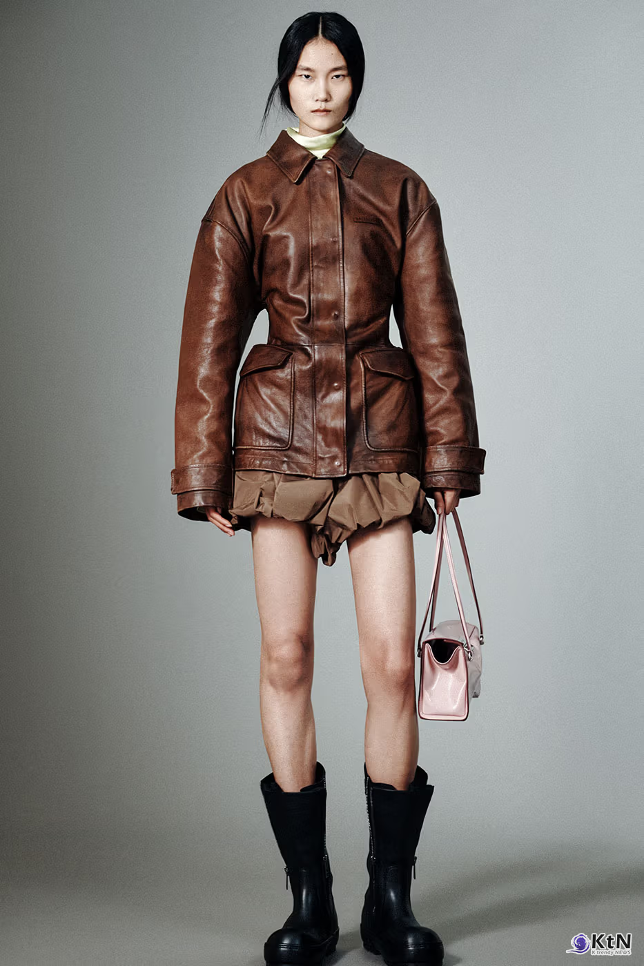 Balenciaga Unveils Spring 2027 Exploring the Concept of "Unsized". 사진=Balenciaga, K trendy NEWS DB ⓒ케이 트렌디뉴스 무단전재 및 수집, 재배포금지