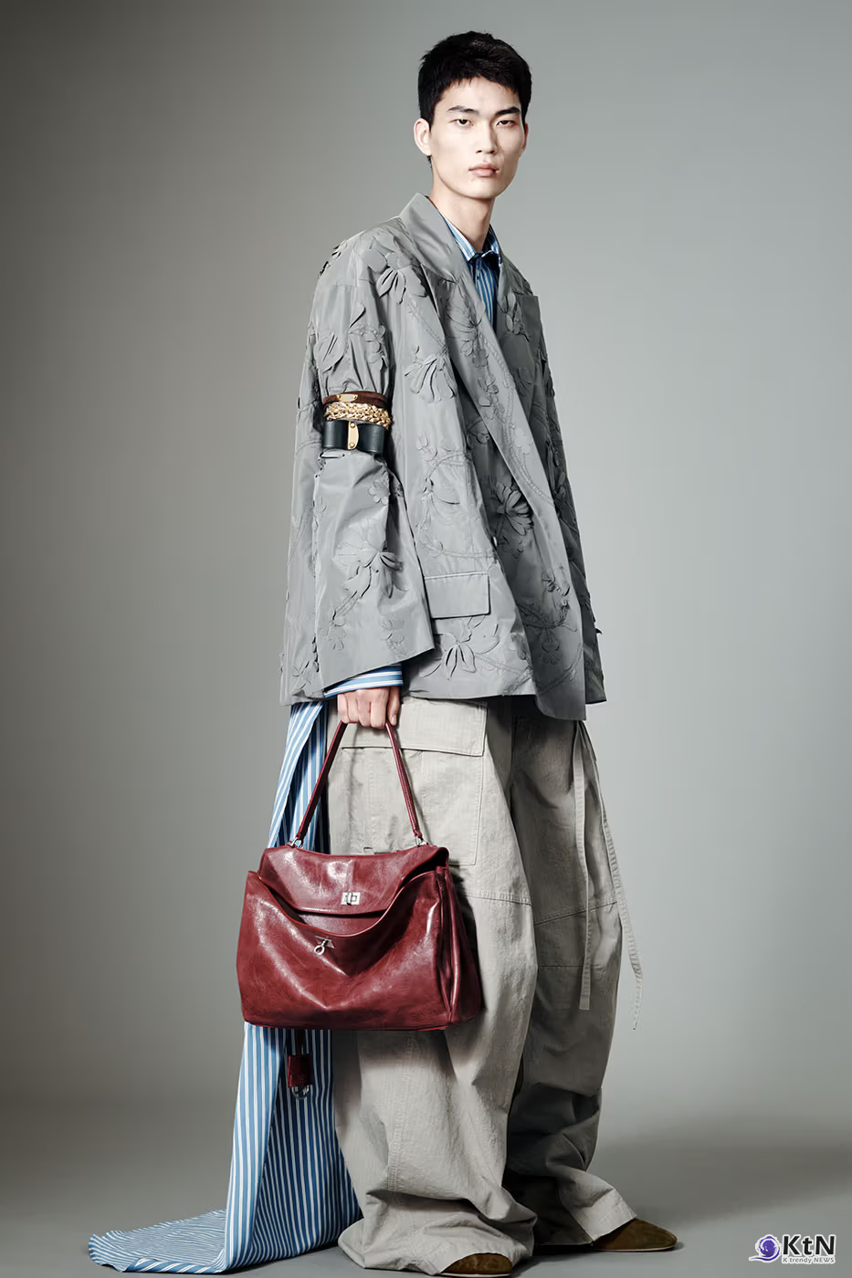 Balenciaga Unveils Spring 2027 Exploring the Concept of "Unsized". 사진=Balenciaga, K trendy NEWS DB ⓒ케이 트렌디뉴스 무단전재 및 수집, 재배포금지