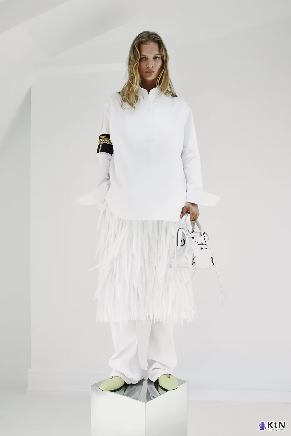 Balenciaga Unveils Spring 2027 Exploring the Concept of "Unsized". 사진=Balenciaga, K trendy NEWS DB ⓒ케이 트렌디뉴스 무단전재 및 수집, 재배포금지