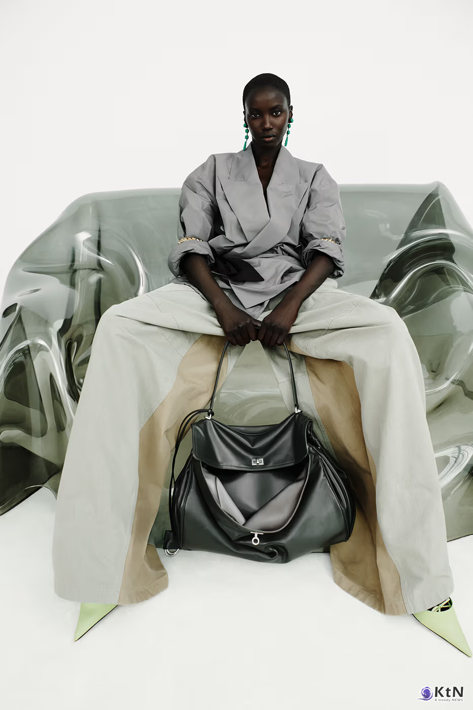 Balenciaga Unveils Spring 2027 Exploring the Concept of "Unsized". 사진=Balenciaga, K trendy NEWS DB ⓒ케이 트렌디뉴스 무단전재 및 수집, 재배포금지