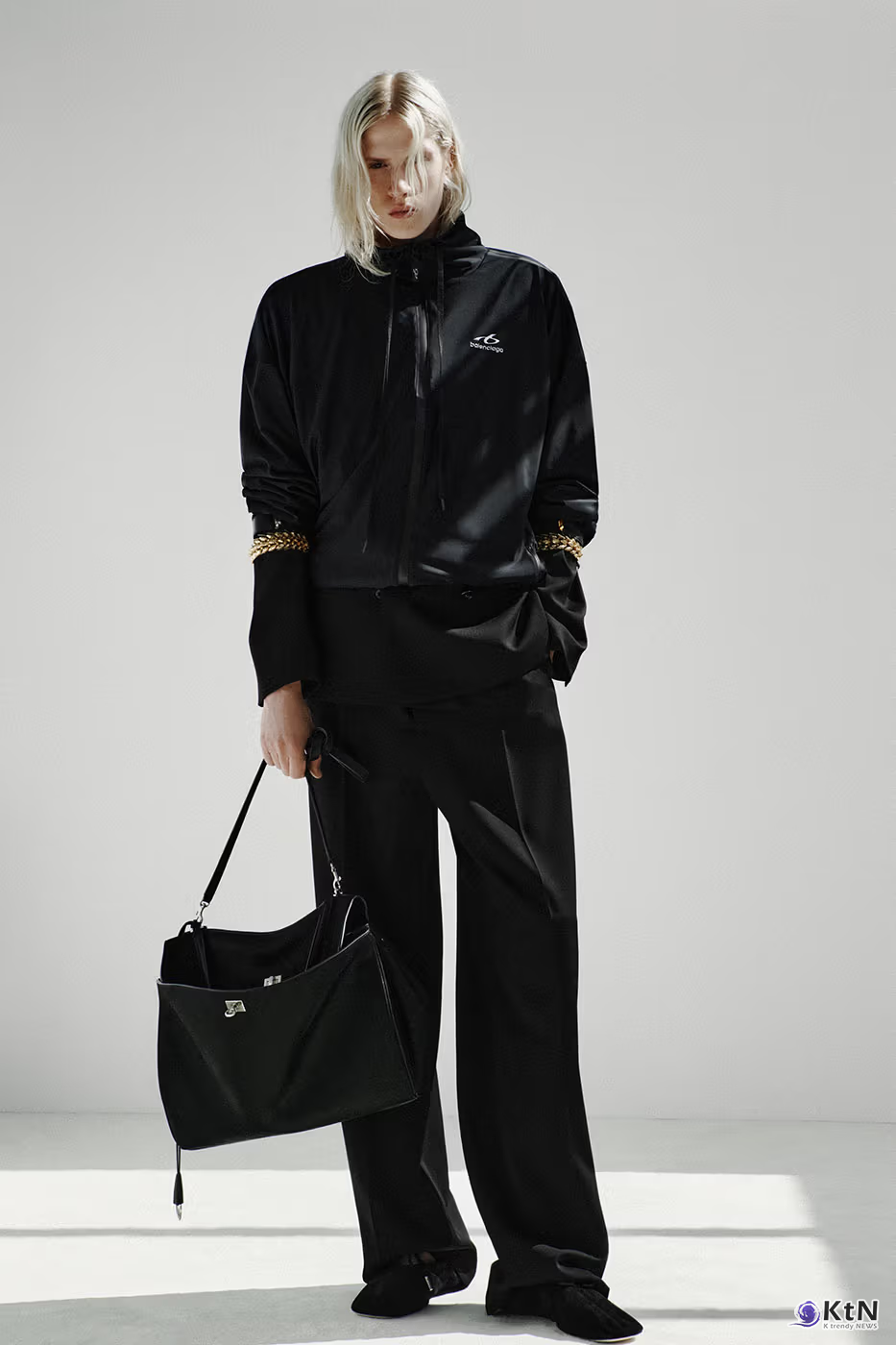 Balenciaga Unveils Spring 2027 Exploring the Concept of "Unsized". 사진=Balenciaga, K trendy NEWS DB ⓒ케이 트렌디뉴스 무단전재 및 수집, 재배포금지