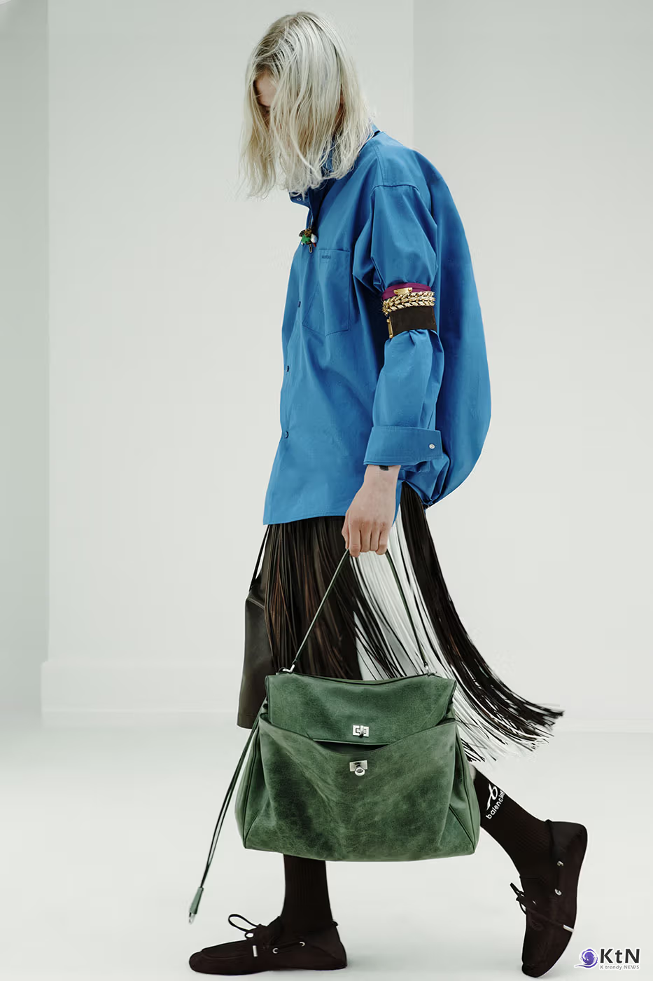 Balenciaga Unveils Spring 2027 Exploring the Concept of "Unsized". 사진=Balenciaga, K trendy NEWS DB ⓒ케이 트렌디뉴스 무단전재 및 수집, 재배포금지