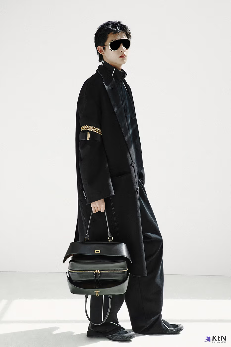 Balenciaga Unveils Spring 2027 Exploring the Concept of "Unsized". 사진=Balenciaga, K trendy NEWS DB ⓒ케이 트렌디뉴스 무단전재 및 수집, 재배포금지