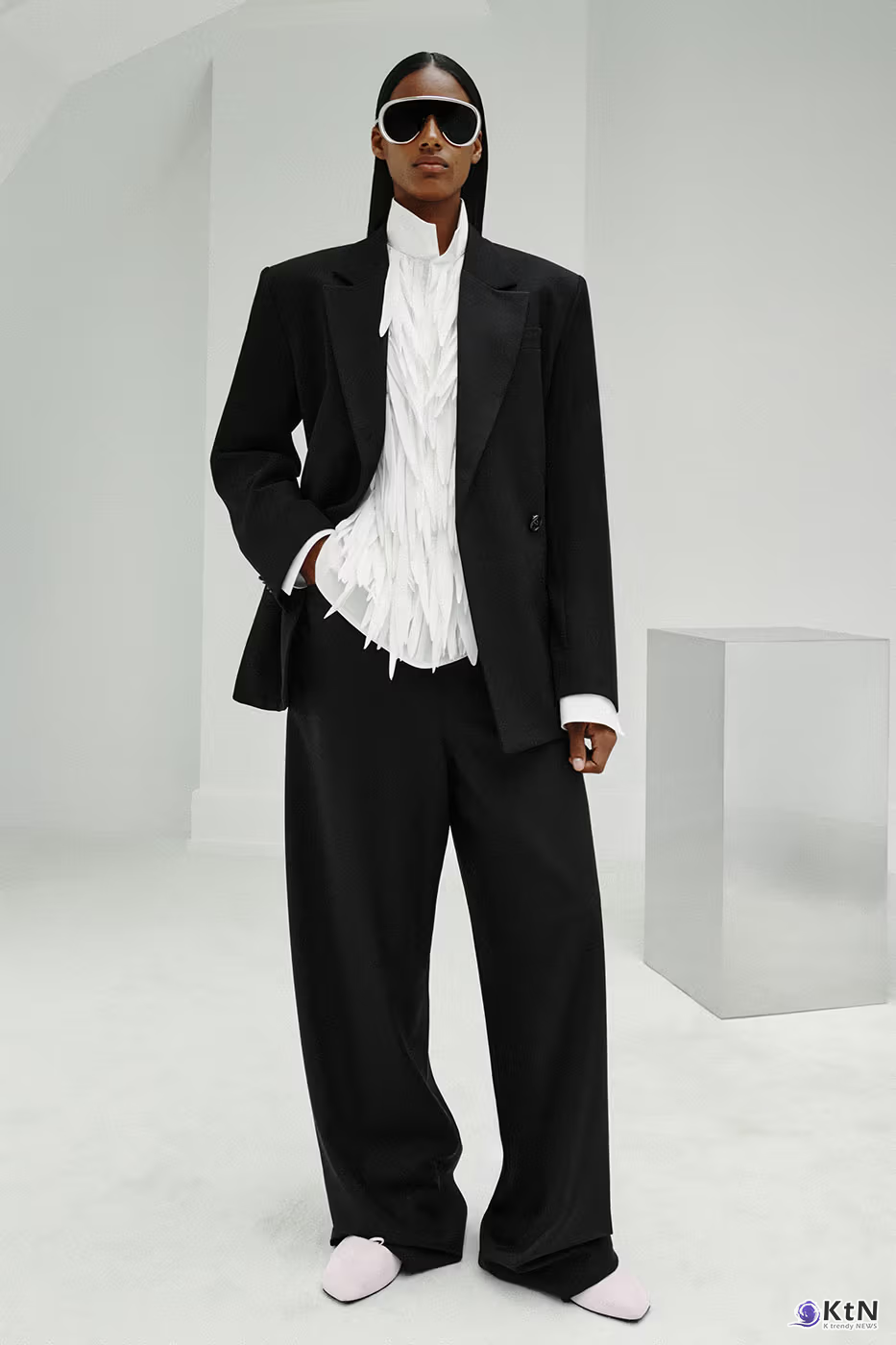 Balenciaga Unveils Spring 2027 Exploring the Concept of "Unsized". 사진=Balenciaga, K trendy NEWS DB ⓒ케이 트렌디뉴스 무단전재 및 수집, 재배포금지