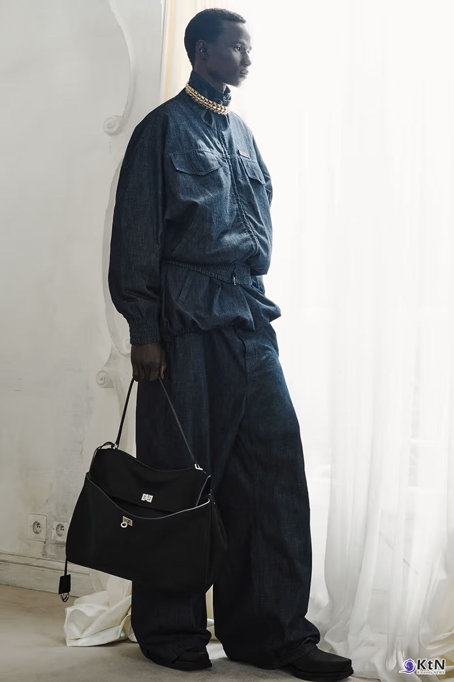 Balenciaga Unveils Spring 2027 Exploring the Concept of "Unsized". 사진=Balenciaga, K trendy NEWS DB ⓒ케이 트렌디뉴스 무단전재 및 수집, 재배포금지