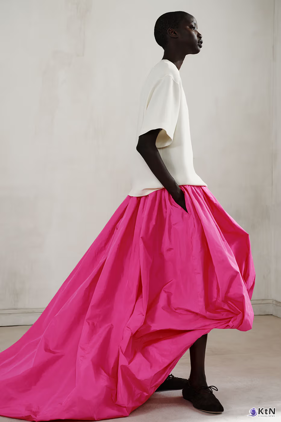 Balenciaga Unveils Spring 2027 Exploring the Concept of "Unsized". 사진=Balenciaga, K trendy NEWS DB ⓒ케이 트렌디뉴스 무단전재 및 수집, 재배포금지
