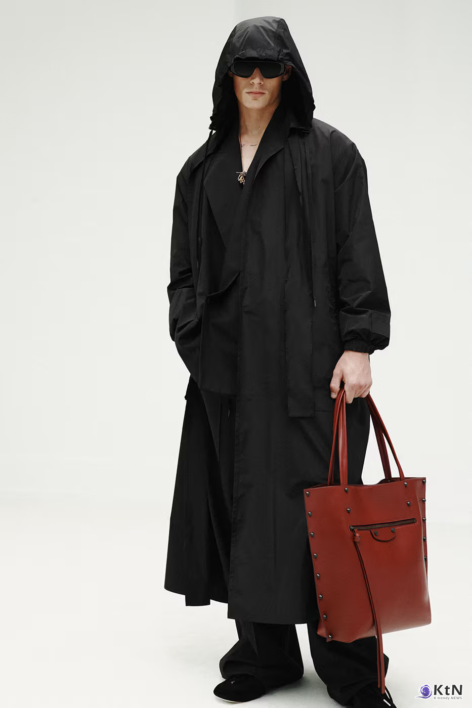 Balenciaga Unveils Spring 2027 Exploring the Concept of "Unsized". 사진=Balenciaga, K trendy NEWS DB ⓒ케이 트렌디뉴스 무단전재 및 수집, 재배포금지