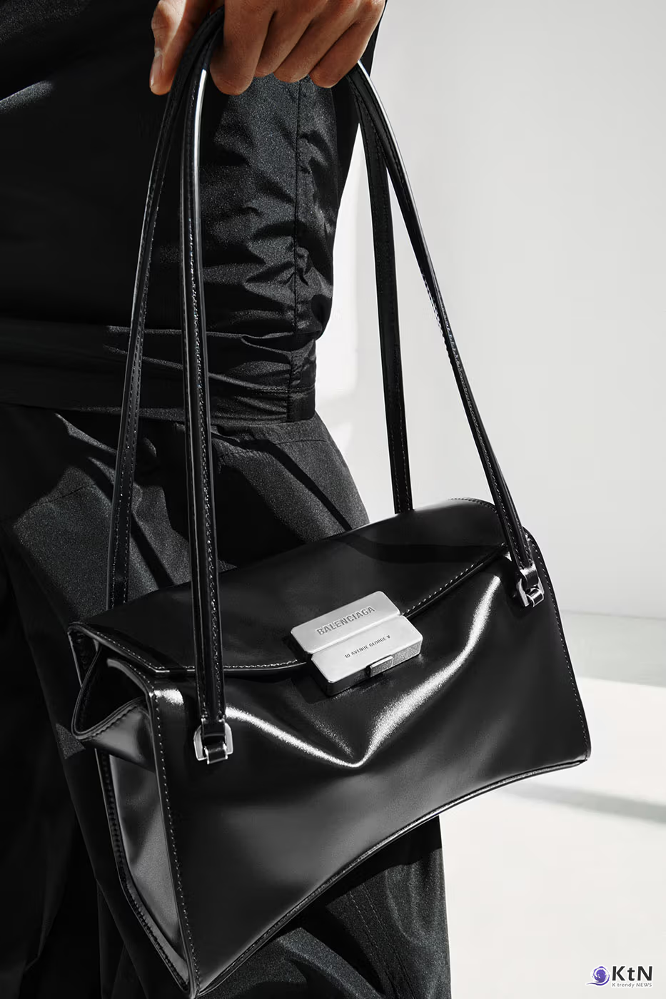 Balenciaga Unveils Spring 2027 Exploring the Concept of "Unsized". 사진=Balenciaga, K trendy NEWS DB ⓒ케이 트렌디뉴스 무단전재 및 수집, 재배포금지