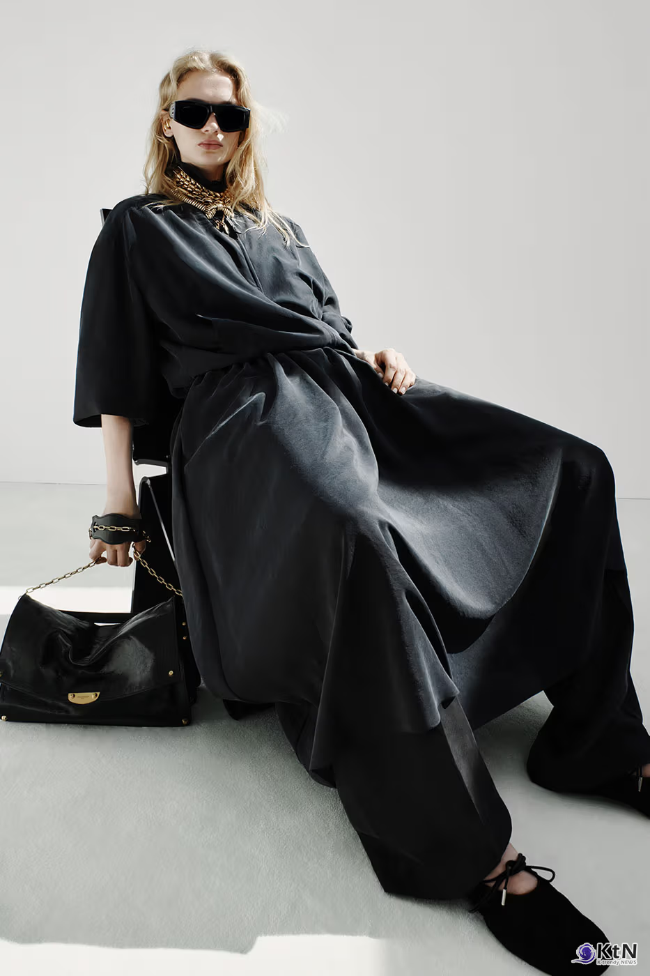 Balenciaga Unveils Spring 2027 Exploring the Concept of "Unsized". 사진=Balenciaga, K trendy NEWS DB ⓒ케이 트렌디뉴스 무단전재 및 수집, 재배포금지