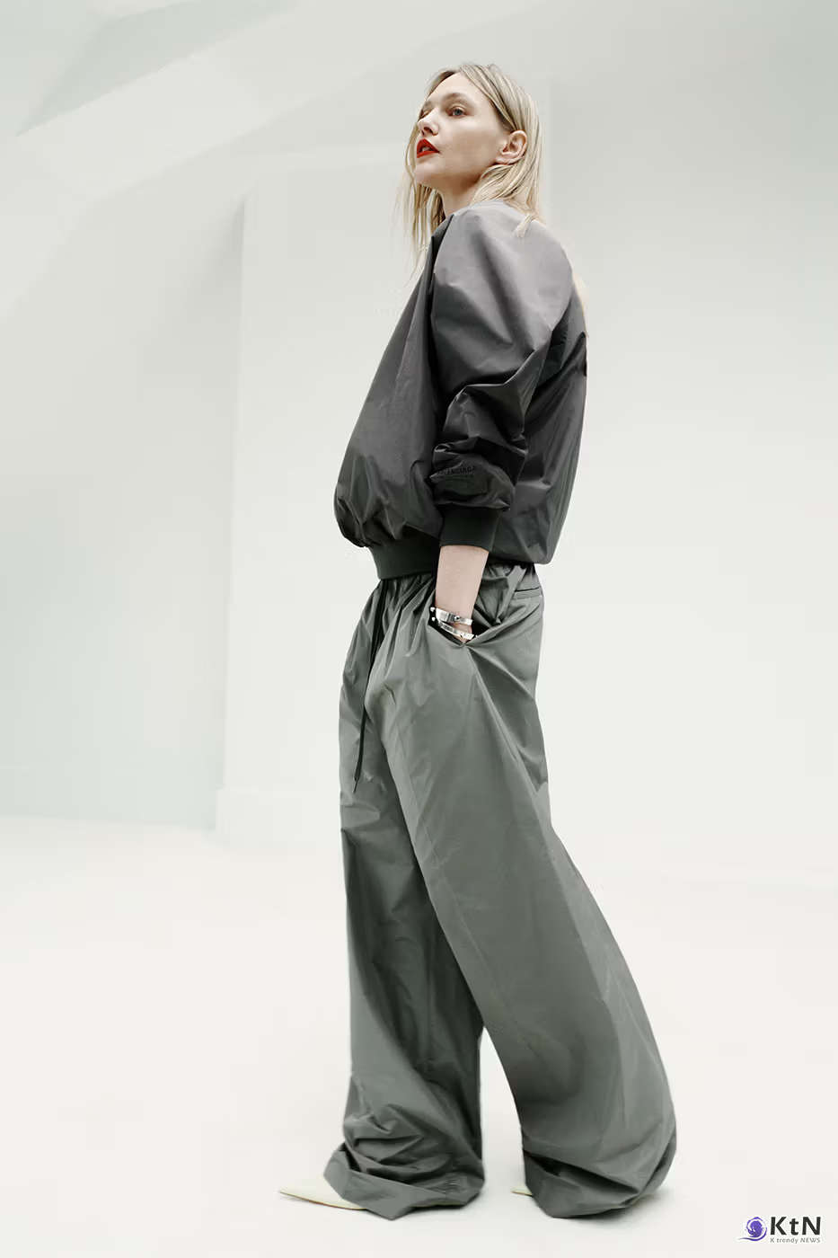 Balenciaga Unveils Spring 2027 Exploring the Concept of "Unsized". 사진=Balenciaga, K trendy NEWS DB ⓒ케이 트렌디뉴스 무단전재 및 수집, 재배포금지