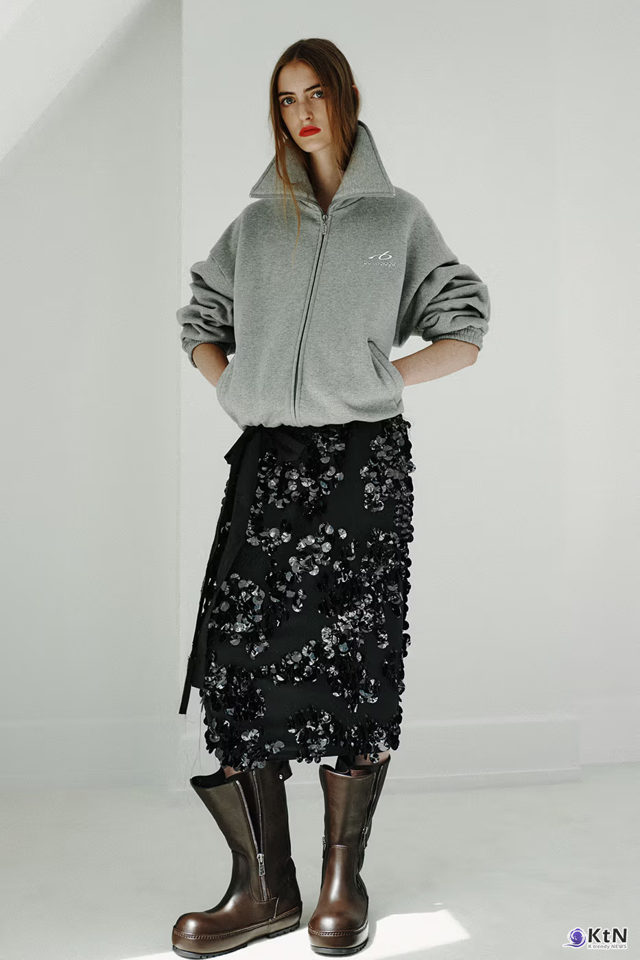 Balenciaga Unveils Spring 2027 Exploring the Concept of "Unsized". 사진=Balenciaga, K trendy NEWS DB ⓒ케이 트렌디뉴스 무단전재 및 수집, 재배포금지