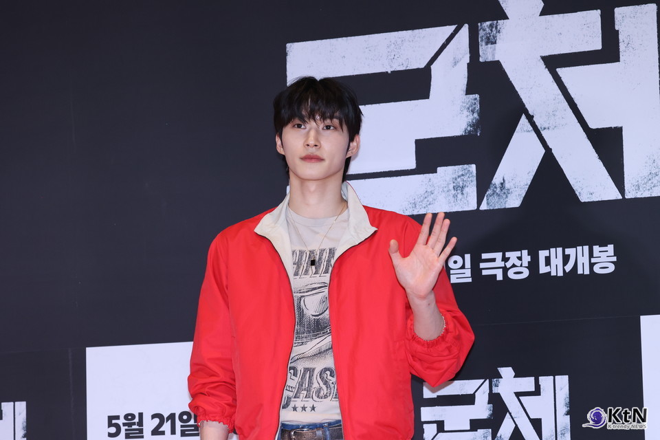 [군체 포토월 스타일㊹] 조범규, 레드 점퍼로 끌어올린 포토월 캐주얼. 사진=K trendy NEWS DB ⓒ케이 트렌디뉴스 무단전재 및 수집, 재배포금지