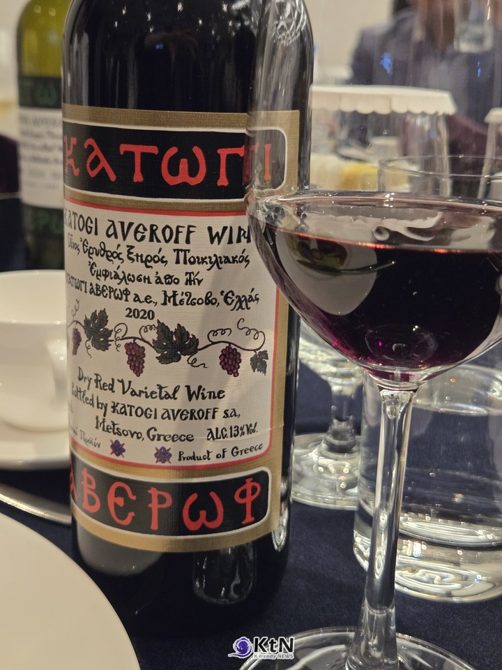  그리스산 키위와 황도복숭아 같은 신선·달콤한 과일은 화이트·스위트 와인과의 페어링에서 강점을 갖고, 무항생제 돼지고기의 담백한 풍미는 가벼운 와인과 어울린다.  /사진=K trendy NEWS DB ⓒ케이 트렌디뉴스 무단전재 및 수집, 재배포금지