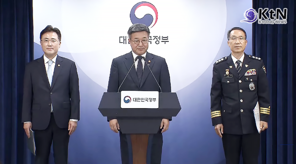 [속보] 잠실 개표소 봉쇄에 “사적 검문·시설 점거 정당화 불가”…정부, 올림픽공원 집회 엄정 대응 사진=2026. 06.16   방송화면 갈무리 (윤호중 행정안전부 장관이 서울 잠실 올림픽공원 개표소 인근 집단시위와 관련해 사적 검문, 시설 점거, 출입 방해 등 불법 행위에 대해 엄정 대응 방침을 밝혔다.)  K trendy NEWS DB ⓒ케이 트렌디뉴스 무단전재 및 수집, 재배포금지