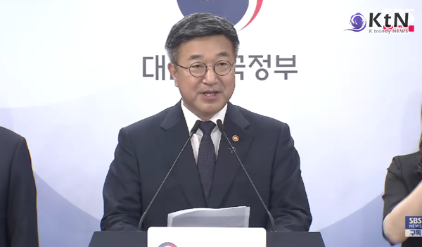 [속보] 잠실 개표소 봉쇄에 “사적 검문·시설 점거 정당화 불가”…정부, 올림픽공원 집회 엄정 대응 사진=2026. 06.16   방송화면 갈무리 (윤호중 행정안전부 장관이 서울 잠실 올림픽공원 개표소 인근 집단시위와 관련해 사적 검문, 시설 점거, 출입 방해 등 불법 행위에 대해 엄정 대응 방침을 밝혔다.)  K trendy NEWS DB ⓒ케이 트렌디뉴스 무단전재 및 수집, 재배포금지