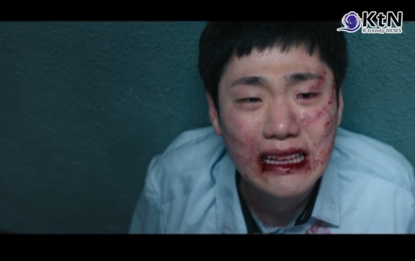 이봉준, ‘참교육’ 조규철로 터졌다…2110만 시청수가 불러낸 새 빌런의 얼굴... 배우 이봉준이 넷플릭스 시리즈 '참교육'(Teach You a Lesson)에서 가석방 수형자 조규철 역을 맡아 2110만 시청수의 글로벌 흥행 속에서 새롭게 주목받는 악역의 얼굴로 떠올랐다.   사진=2026. 06.17 넷플릭스   K trendy NEWS DB ⓒ케이 트렌디뉴스 무단전재 및 수집, 재배포금지