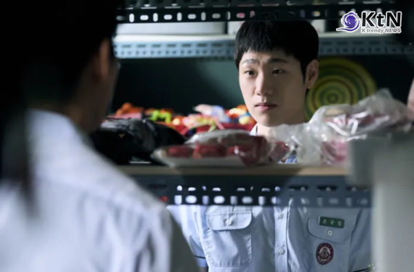 이봉준, ‘참교육’ 조규철로 터졌다…2110만 시청수가 불러낸 새 빌런의 얼굴... 배우 이봉준이 넷플릭스 시리즈 '참교육'(Teach You a Lesson)에서 가석방 수형자 조규철 역을 맡아 2110만 시청수의 글로벌 흥행 속에서 새롭게 주목받는 악역의 얼굴로 떠올랐다.   사진=2026. 06.17 넷플릭스   K trendy NEWS DB ⓒ케이 트렌디뉴스 무단전재 및 수집, 재배포금지