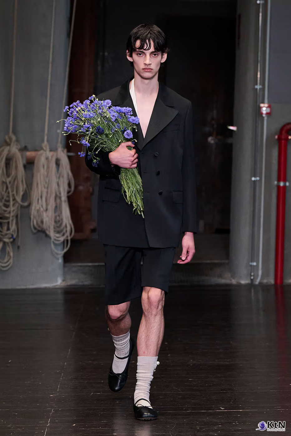 Simone Rocha Debuts Inaugural Men's Collection for SS27. 사진=Simone Rocha, K trendy NEWS DB ⓒ케이 트렌디뉴스 무단전재 및 수집, 재배포금지