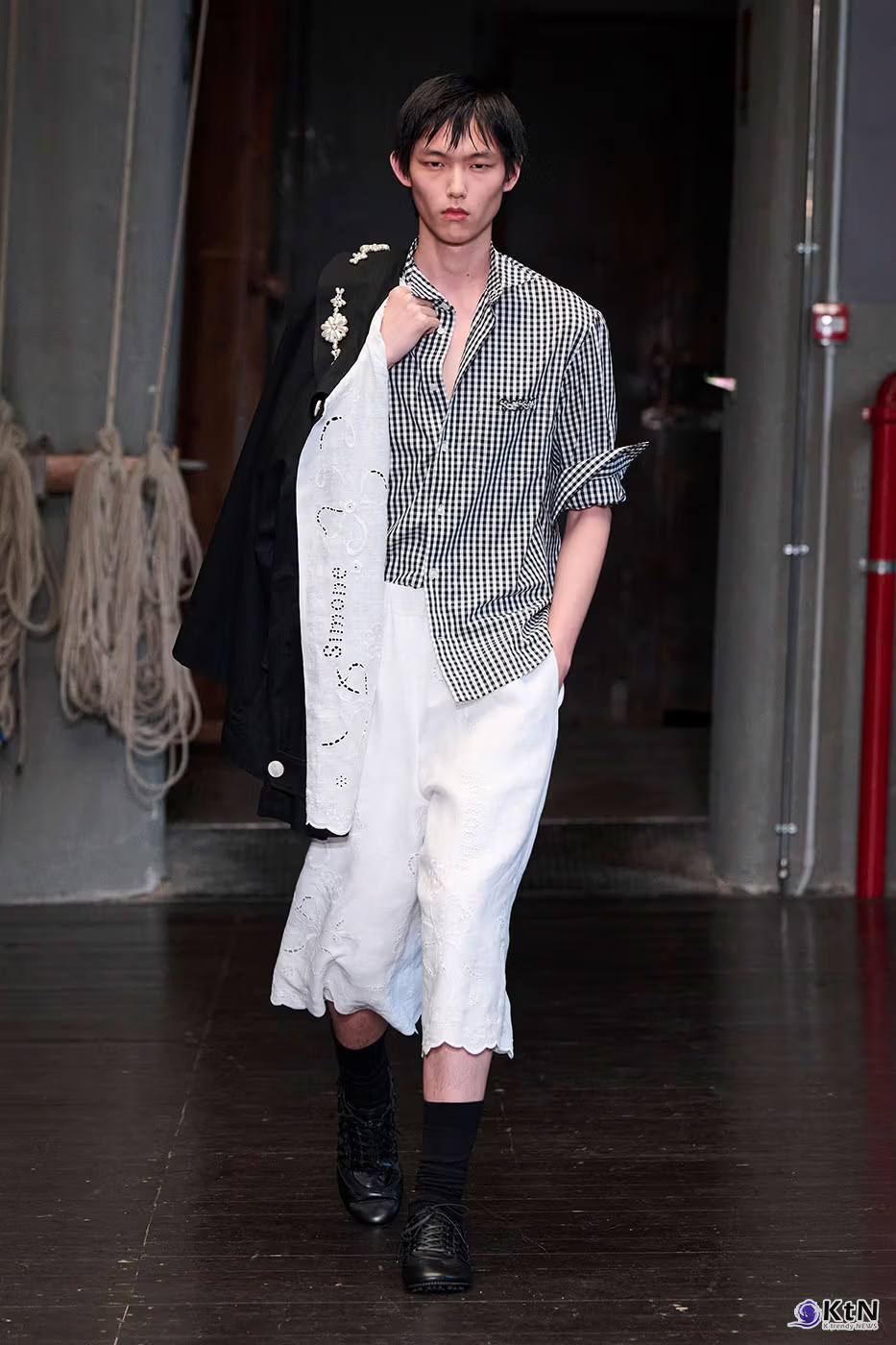 Simone Rocha Debuts Inaugural Men's Collection for SS27. 사진=Simone Rocha, K trendy NEWS DB ⓒ케이 트렌디뉴스 무단전재 및 수집, 재배포금지